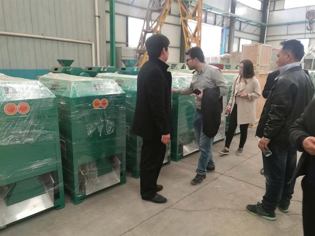有機(jī)肥造粒機(jī)客戶來(lái)廠參觀