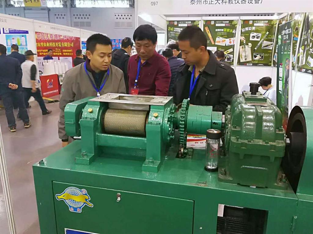 有機(jī)肥造粒機(jī)客戶來(lái)廠參觀